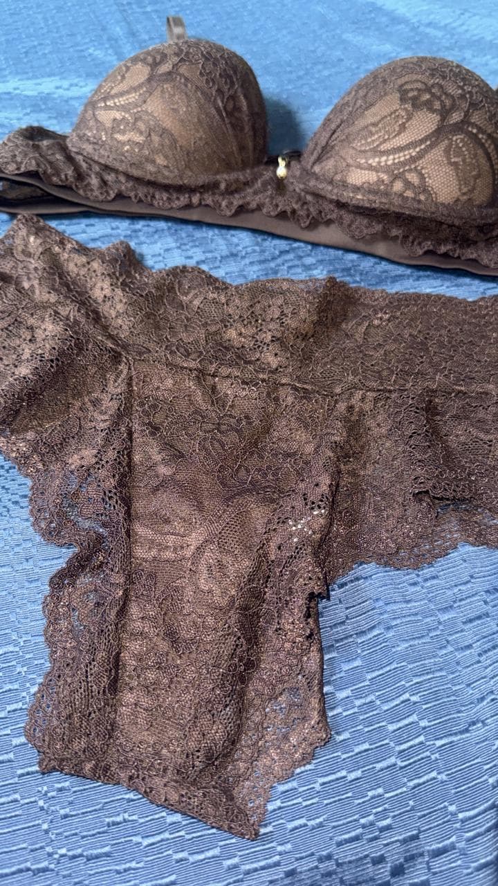 Conjunto de lingerie em renda marrom